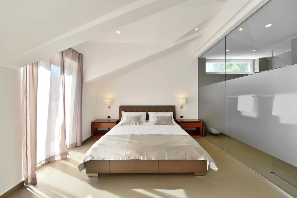 Chiponsky One - 5 Star Beachfront Property Бол Экстерьер фото