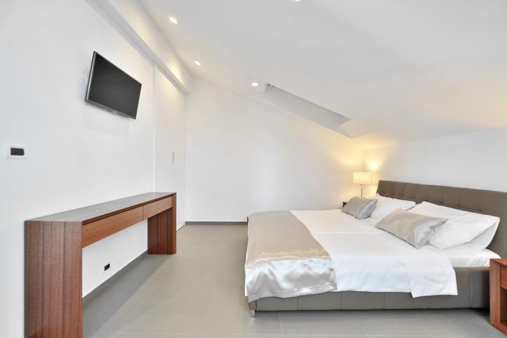 Chiponsky One - 5 Star Beachfront Property Бол Экстерьер фото